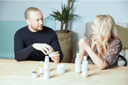 <p>La Spice Girl Emma Bunton y el Director General Christopher Money, cofundadores de la marca, tuvieron dificultades para encontrar productos que fueran respetuosos con el planeta y que no irritaran la piel de sus hijos.</p><p>De ahí surgió la inspiración para desarrollar una alternativa natural, suave y sostenible para las familias — y así nació Kit & Kin.</p>